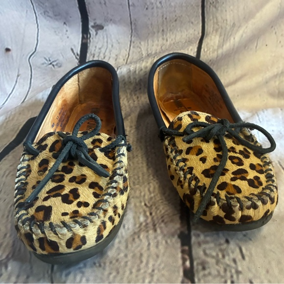 Minnetonka Women’s Authentic Cow Hair Leopard Print Moccasins Size 5.5 GUC - Picture 6 of 12